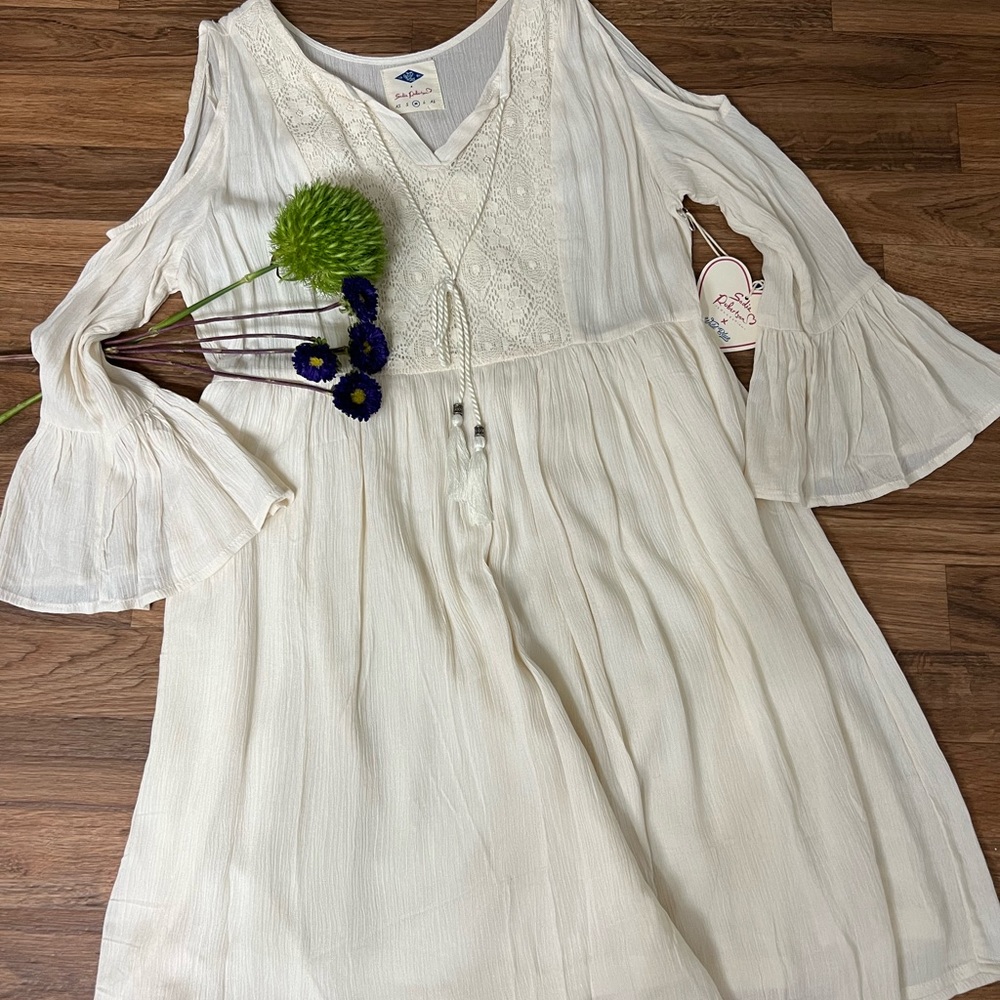 Ivory dress. Size M. Never worn. Brand new! SOLD!!